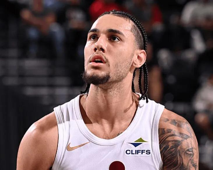 九游官网入口-骑士113-109活塞2喜2忧！泰森惊喜，替补攻守兼备，阿伦遭膝伤！